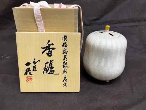 中田一於 淡桜釉裏銀彩花文香炉　5,000円　20241004